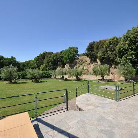 Apartamento Sleeps 4 T242009 *